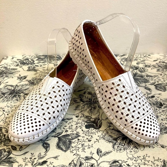 VOLKS WALKERS  Sz 42 Sinop Leather Perforated Slip On Flats Loafers Shoes - Picture 1 of 11
